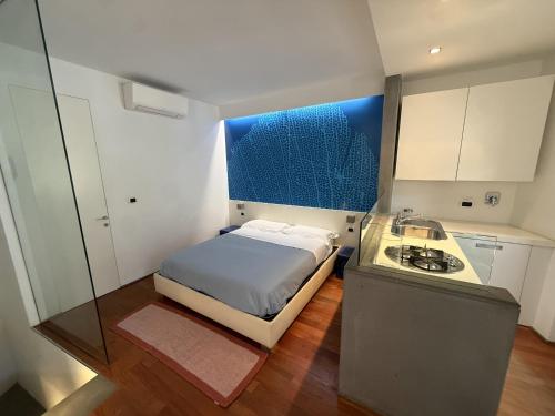 a small bedroom with a bed and a sink at Mare Mosso 1 in Manarola