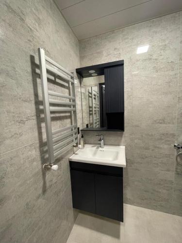 a bathroom with a sink and a mirror at Ismayil Shikhseyidov in Küsnǝt