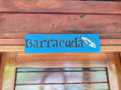 Et logo, certifikat, skilt eller en pris der bliver vist frem på La Bamba