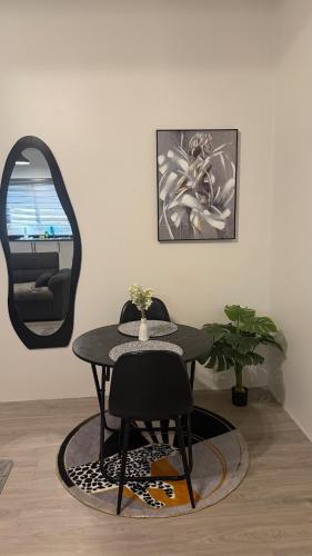un tavolo e una sedia in una stanza con uno specchio di ELY's Modern Studio Apartment a Paramaribo