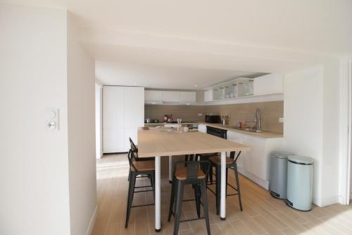 House with 9 Private Suites near Le Mans Circuit