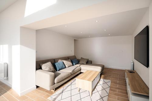 House with 9 Private Suites near Le Mans Circuit