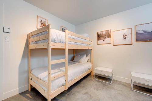 a bedroom with two bunk beds in a room at Luna - 5 chambres - 14 personnes in Saint-Férréol-les-Neiges
