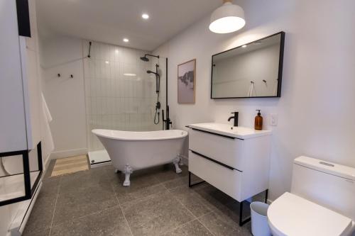 a bathroom with a tub and a sink and a toilet at Luna - 5 chambres - 14 personnes in Saint-Férréol-les-Neiges