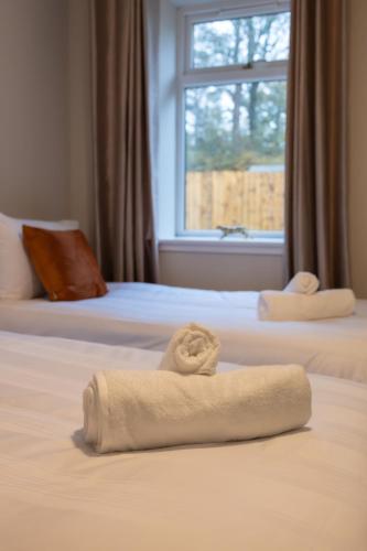 เตียงในห้องที่ Roos Cottage