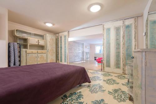 ブダペストにあるHippster design apartmentのベッドルーム1室(紫色のベッド1台付)