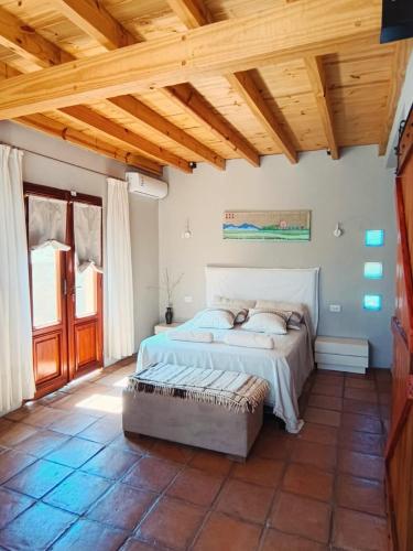 a bedroom with a bed and a wooden ceiling at CasaVid - Private Boutique Chalet & Spa - Vistas 360 in Tafí del Valle