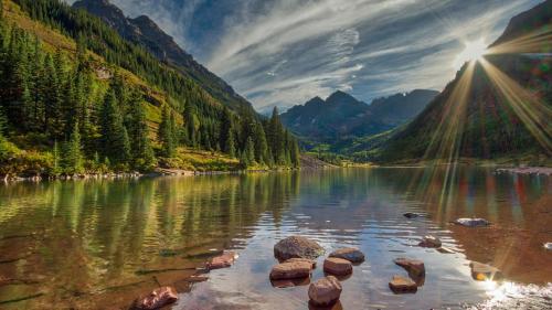 a lake in the mountains with rocks in the water at Vila Star in Las Vegas