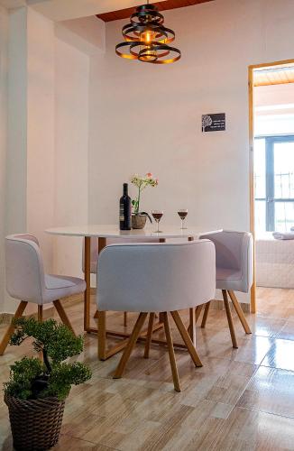 a dining room with a table and two chairs at Apartamento clásico Riosucio in Ruiosucio