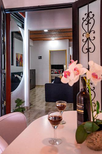 a living room with a table with two glasses of wine at Apartamento clásico Riosucio in Ruiosucio