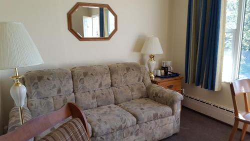 a living room with a couch and a lamp at Northland Motel in Nipigon