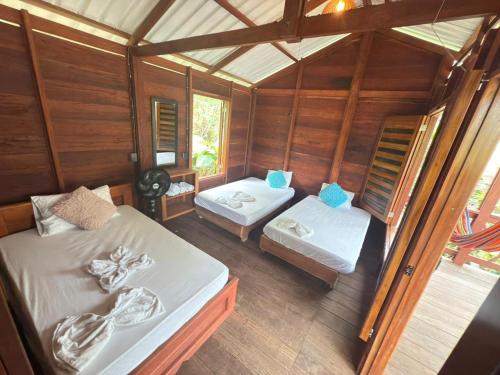 Termales - agua caliente - nuquiにあるLa Bambaのベッドが2つある部屋の内部