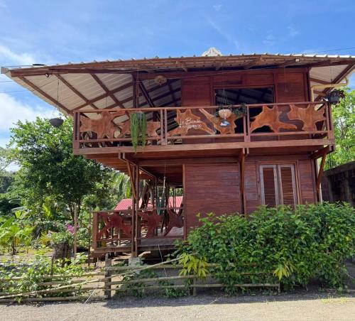 Termales - agua caliente - nuquiにあるLa Bambaの屋根の上にバルコニーがある木造住宅