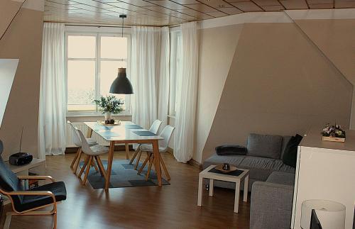 a living room with a table and a couch at Villa Schlossblick I - Zeit zum Entspannen in exklusiver Ferienwohnung mit Panoramablick, Parkplatz, WLAN, Smart-TV in Wernigerode
