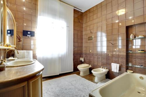 a bathroom with a tub and a toilet and a sink at Ca' Bernardo in Murano