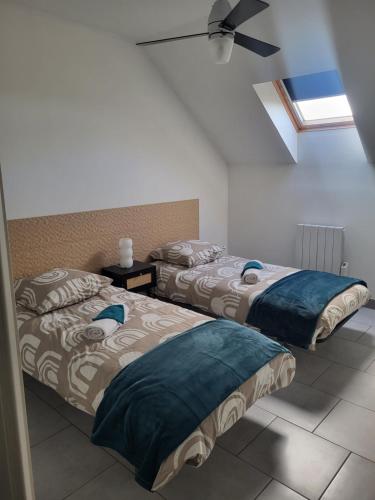 Un pat sau paturi într-o cameră la Duplex avec Parking