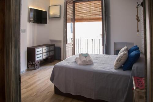 sypialnia z łóżkiem z dwoma ręcznikami w obiekcie Minicasa el Mesoncico w mieście Cehegín