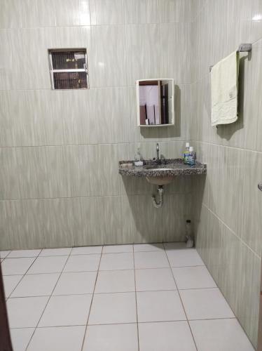a bathroom with a sink and a mirror at Rosa cheirosa in Barreirinhas