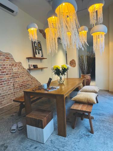Zona d'estar a Strangerland Hostel