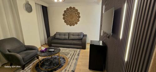 un soggiorno con un divano e una sedia di Balcony Hotel ad Amman