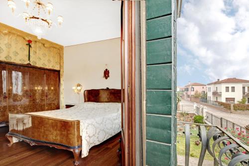 a bedroom with a bed and a balcony at Ca' Bernardo in Murano