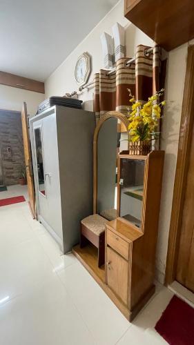 pokój z lustrem i półką z lustrem w obiekcie Mirpur Dohs - Opal Peaks Suites w mieście Dhaka
