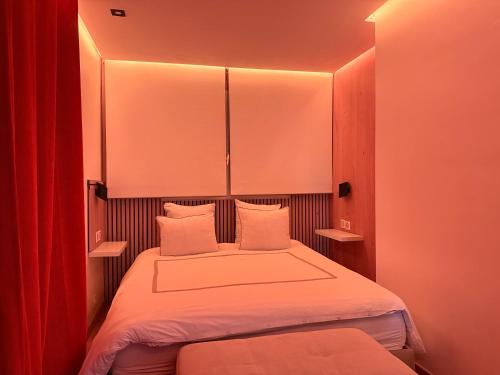 a small bedroom with a bed with lights on it at Appartement convivial pour séjourner in Le Kremlin-Bicêtre