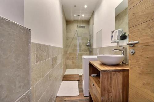 une salle de bain avec lavabo et douche dans l'établissement Les Restanques, à Trets