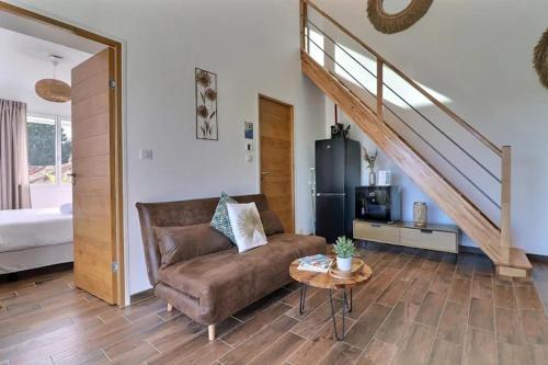 un salon avec un canapé et un escalier dans l'établissement Les Restanques, à Trets