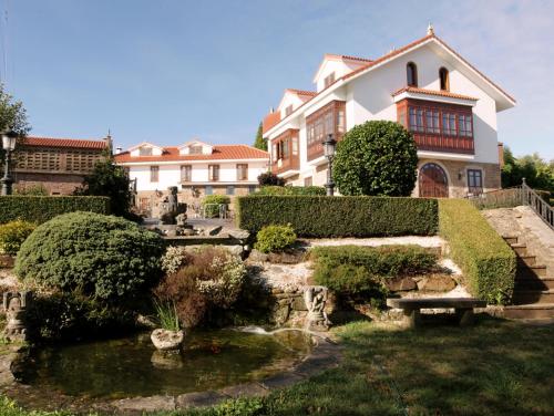 Taman di luar Hotel Mar de Queo