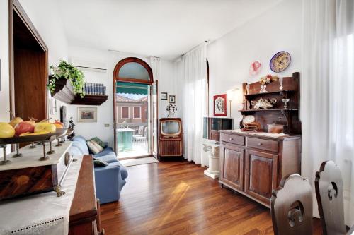a living room with a couch and a tv at Ca' Bernardo in Murano
