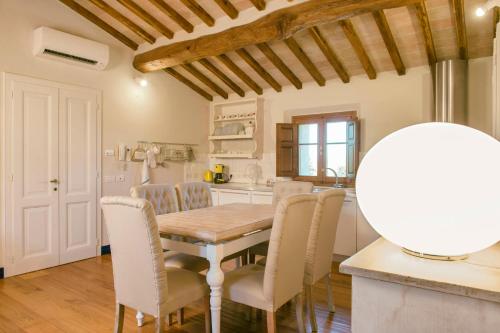 a kitchen and dining room with a wooden table and chairs at Tenuta dei Mori-Wine Relais Events in Villanova