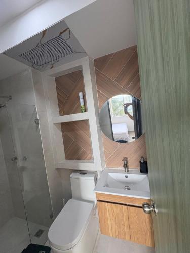 a small bathroom with a toilet and a sink at Confortable apto en Armenia 1505 in Armenia