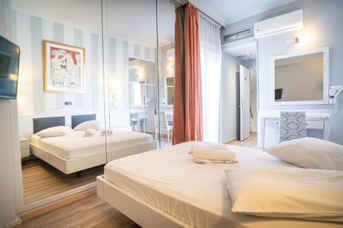Llit o llits en una habitació de Eva Hotel Piraeus