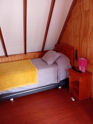 a small bedroom with two beds and a night stand at casona amplia y comoda in La Serena