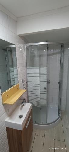 a bathroom with a shower and a sink at casona amplia y comoda in La Serena