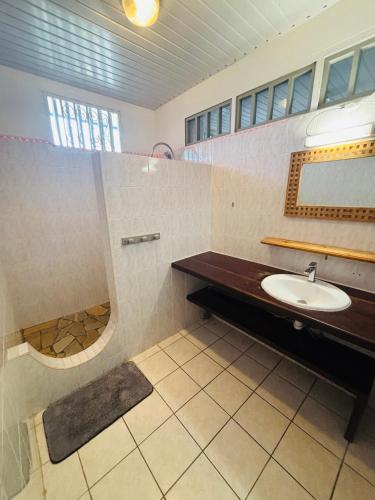 a bathroom with a sink and a shower at Sermie T4 à kourou avec piscine in Kourou
