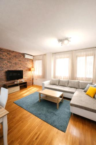 Foto Central 2 Bedroom Apartment Near Clinical Center & Diamond Mall 1