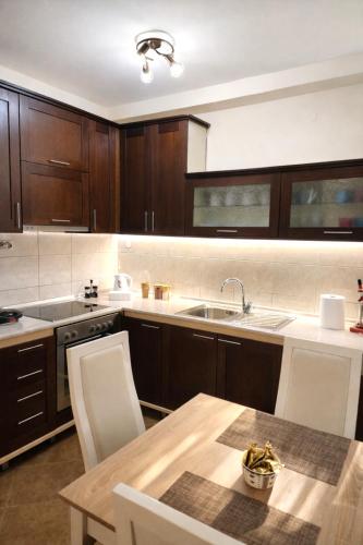 Foto Central 2 Bedroom Apartment Near Clinical Center & Diamond Mall 3