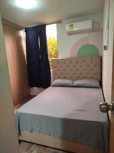 a large bed in a room with a window at La casita de jo in Cartagena de Indias