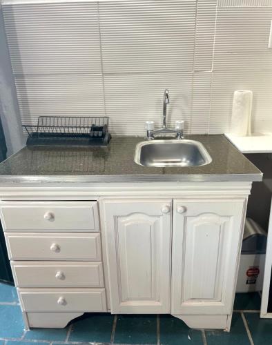 a kitchen with a sink and a white cabinet at Monoambiente Noah in Ezeiza