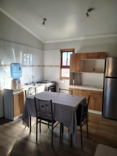 a kitchen with a table and chairs in a kitchen at Maravillas de Tongoy in Tongoy