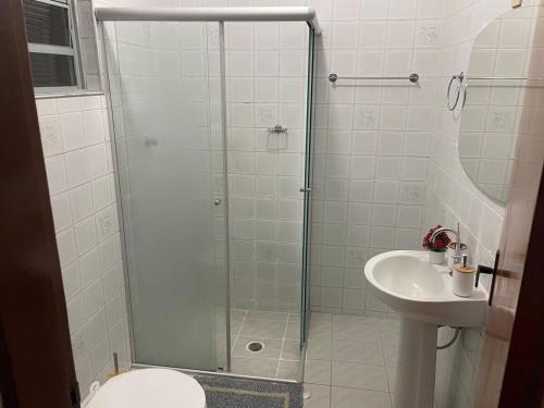 a bathroom with a shower and a toilet and a sink at Seu refúgio com três quartos e garagem gigante in Indaiatuba