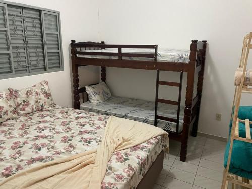a bedroom with two bunk beds and a bed at Seu refúgio com três quartos e garagem gigante in Indaiatuba