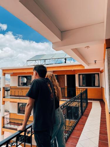 un uomo e una donna in piedi sul balcone di un edificio di York House a La Paz