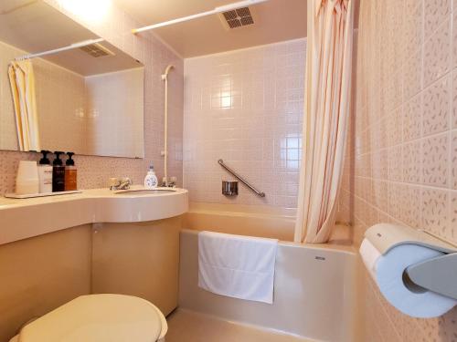 a bathroom with a toilet and a sink at ドッグランがある宿-ペンション歩野慕野-honobono in Kitashiobara
