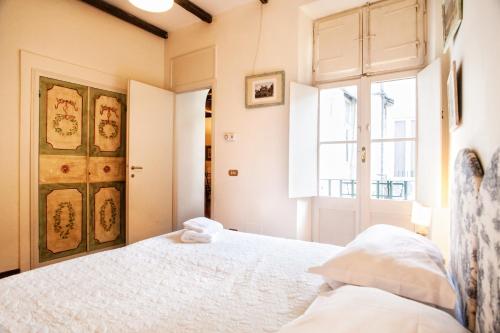 ローマにあるClock Terrace Houseのベッドルーム(白いベッド1台、窓付)
