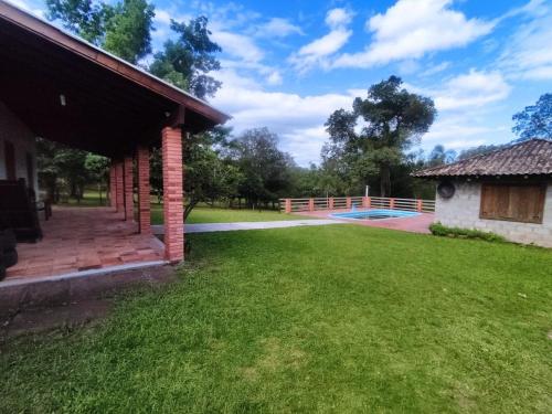 a backyard of a house with a tennis court at Sítio ou chácara in Gravataí