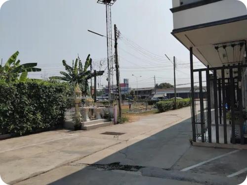 an empty street in front of a building at K and K Resort room 1 in Prakhon Chai