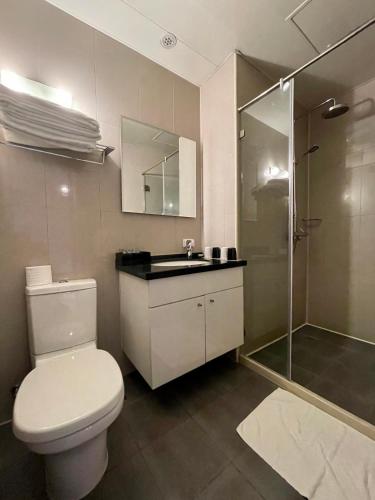 Master Hotel في تايبيه: حمام مزود بمرحاض ومغسلة ودش